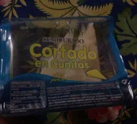 Enqueso semi curado cortado en cuñitas