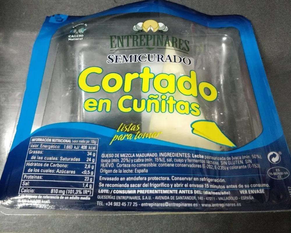 Queso semicurado cortado en cuñitas