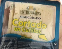 Quedo semicurado cortado en cuñitas