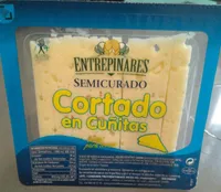 Queso semicurado cortado en cuñitas