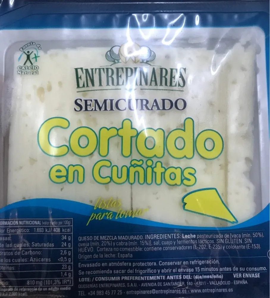 Queso semicurado cortado en cuñitas