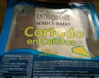 Queso semicurado cortado en cuñitas