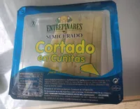 Queso semicurado cortado en cuñitas