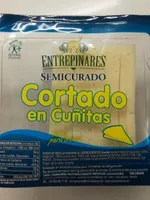 Queso semicurado cortado en cuñitas