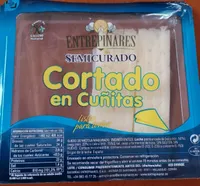 Queso demicurado cortado en cuñitas