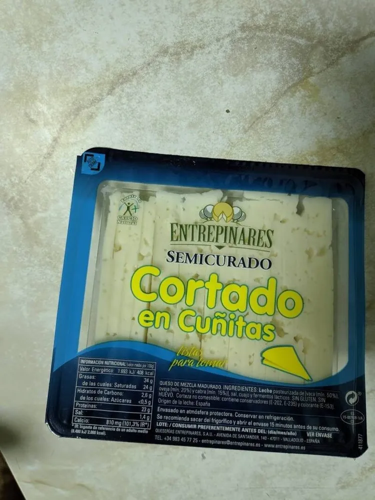 Queso semicurado cortado en cuñas