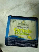 Queso semicurado cortado en cuñas