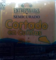Queso semicurado cortado en cuñitas