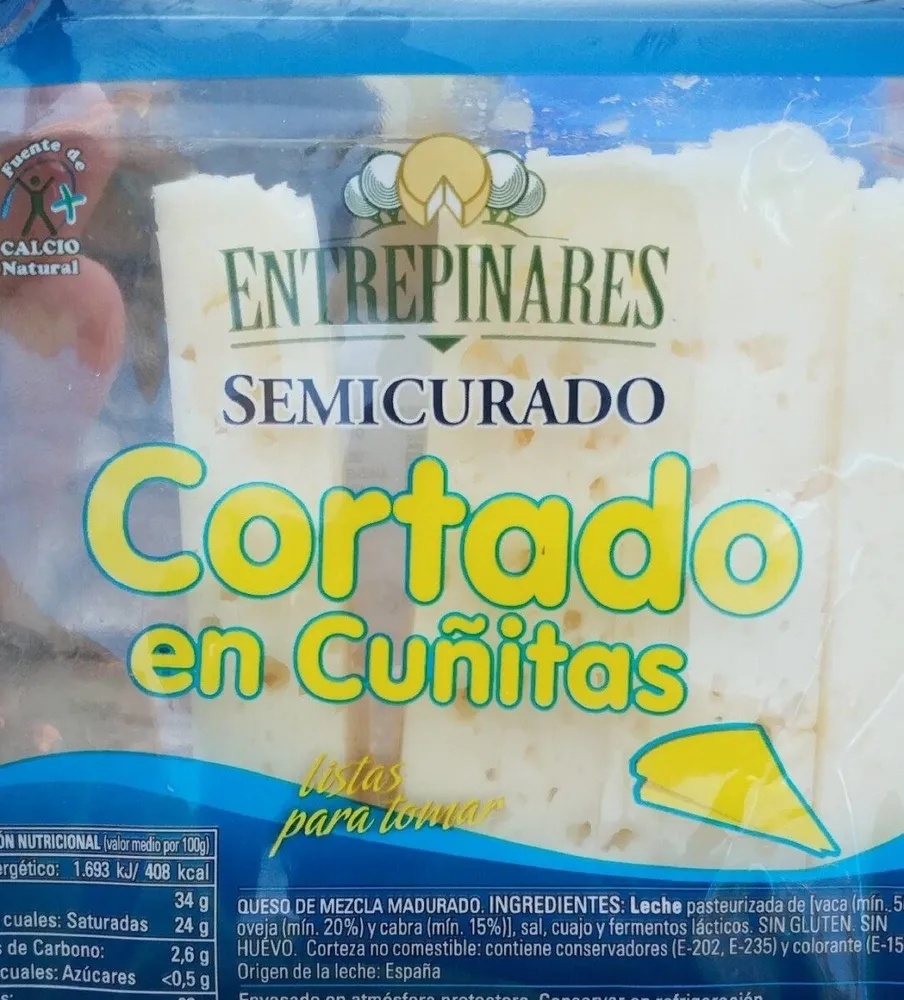 Queso cortado en cuñitas