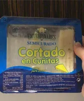 Queso semicurado cortado en cuñitas