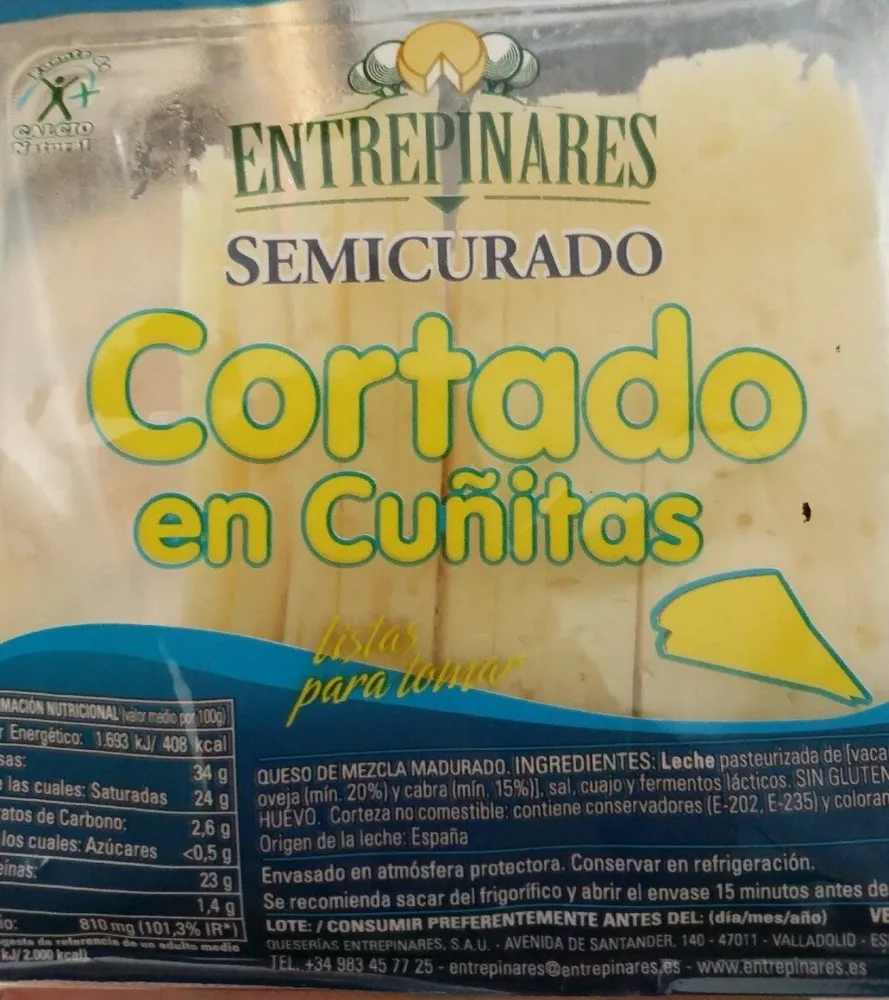 Queso semicurado cortado en cuñitas