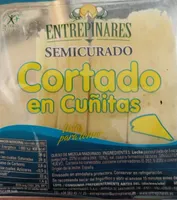 Queso semicurado cortado en cuñitas