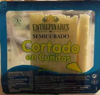 Queso semicurado cortado en cuñitas
