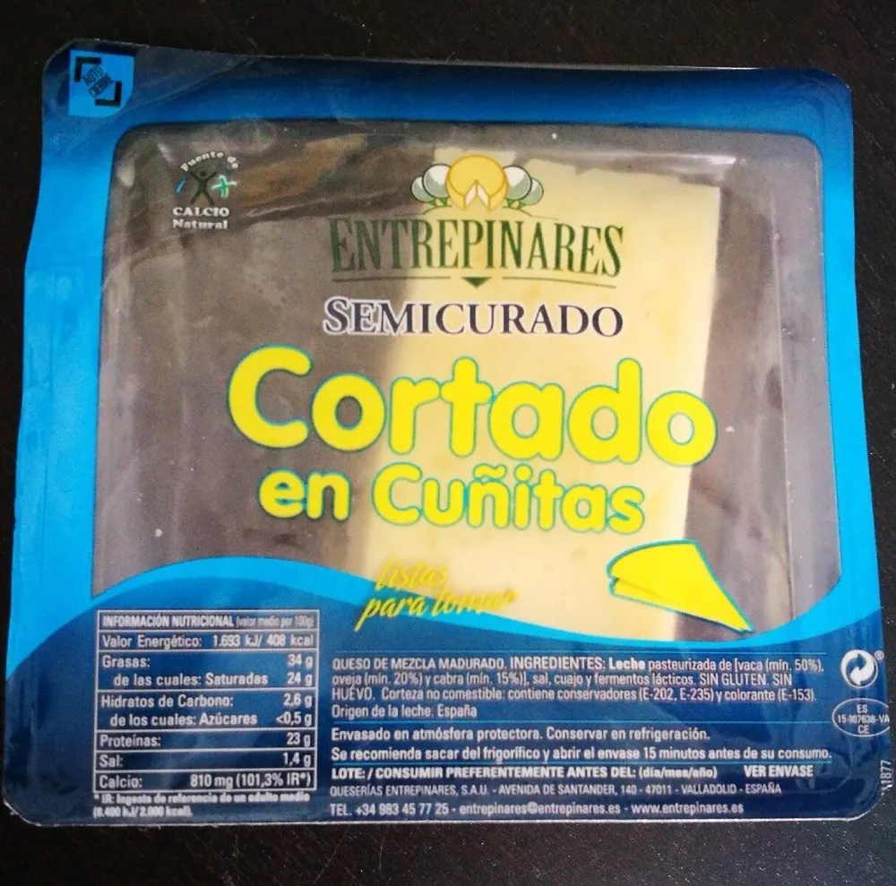 Queso semicurado cortado en cuñitas