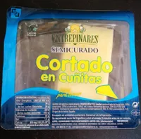 Queso semicurado cortado en cuñitas