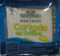 Queso semicurado cortado en cuñitas