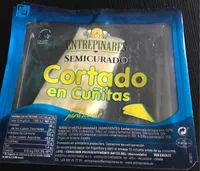 Semicurado cortado en cuñitos
