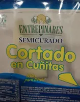Queso semicurado cortado en cuñitas