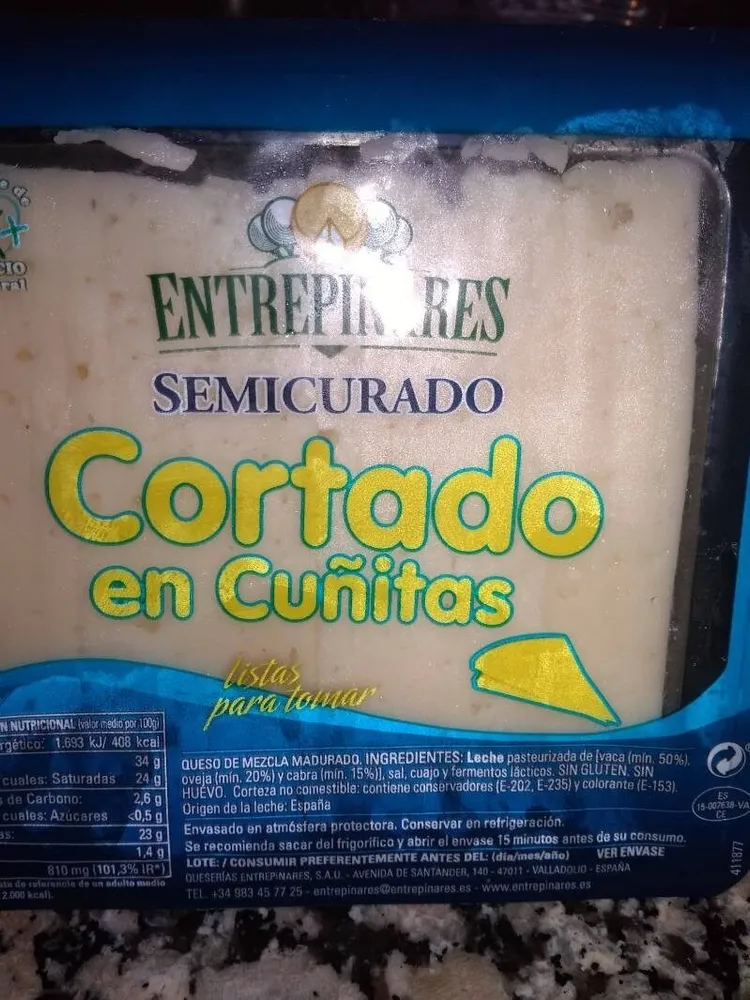 Queso semicurado cortado en cuñitas