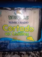 Queso semicurado cortado en cuñitas