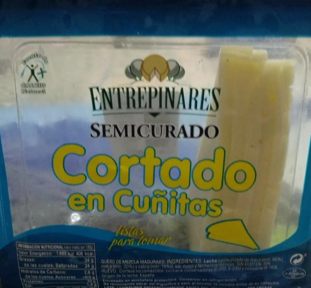 Queso semicurado cortado en cuñitas