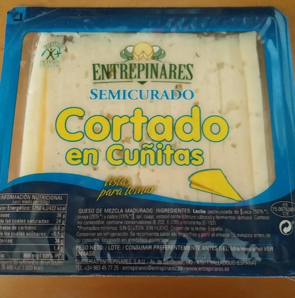 Queso semicurado cortado en cuñitas