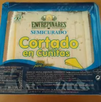 Queso semicurado cortado en cuñitas