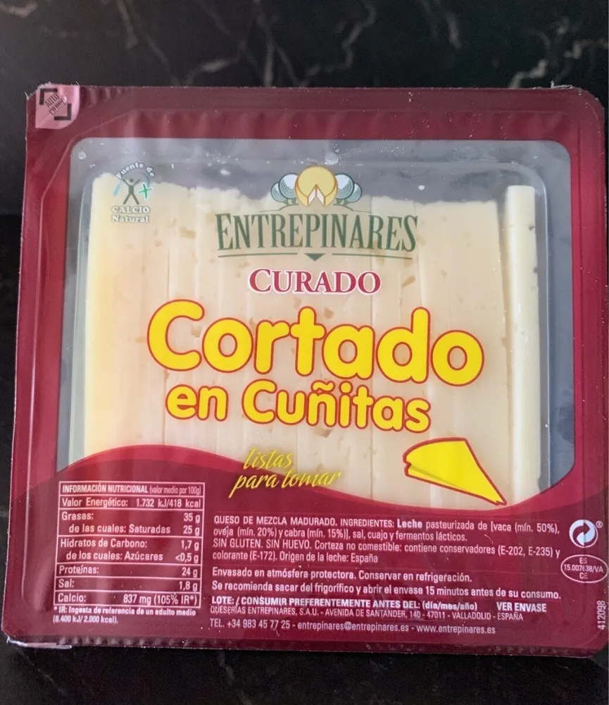 Queso semicurado cortado en cuñitas