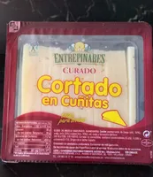 Queso semicurado cortado en cuñitas