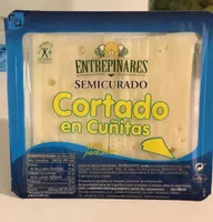 Queso semicurado cortado en cuñitas