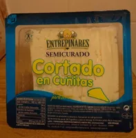 Queso semicurado cortado en cuñitas