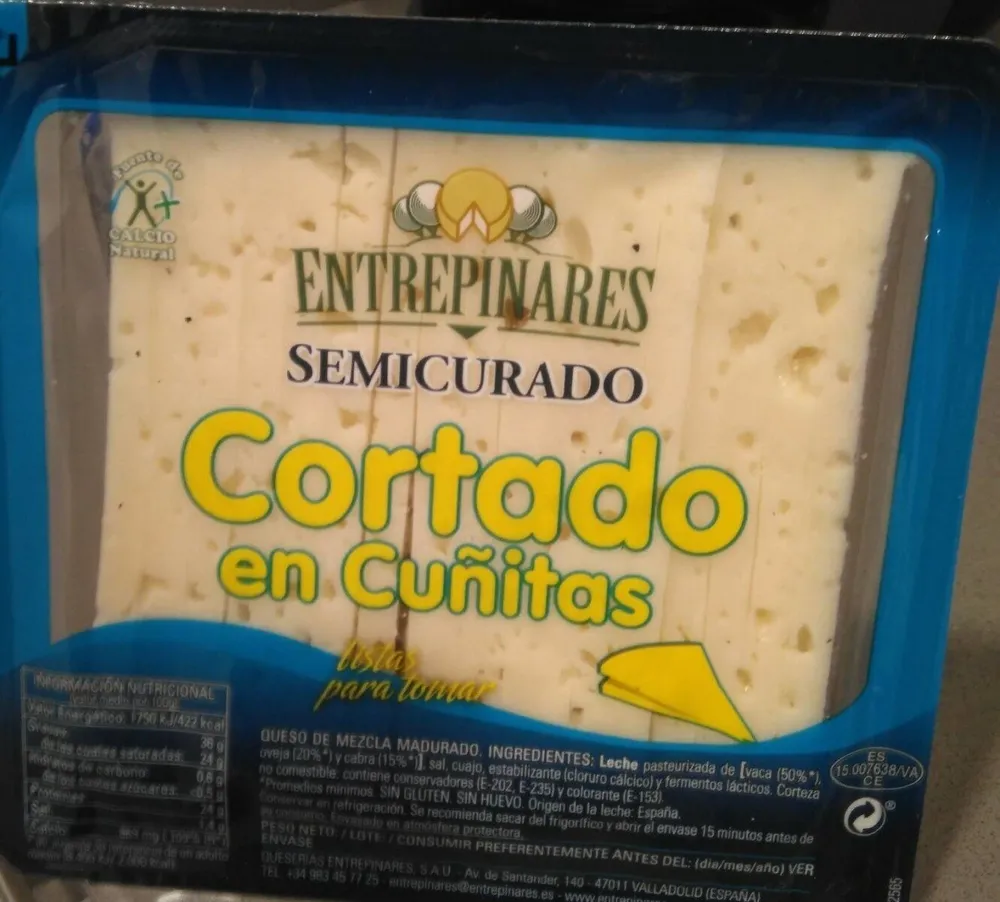 Queso semicurado cortado en cuñitas