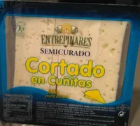 Queso semicurado cortado en cuñitas