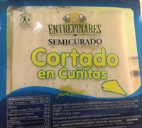 Queso semicurado cortado en cuñitas