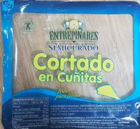 Queso semicurado cortado en cuñitas