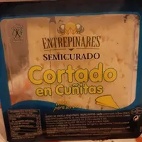 Queso semicurado cortado en cuñitas