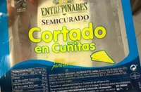 Queso semicurado cortado en cuñitas