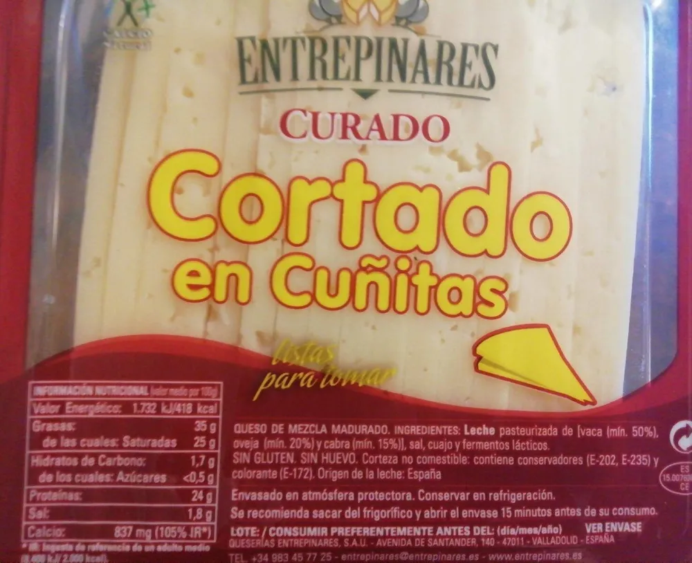 Queso curado cortado en cuñitas