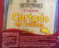 Queso curado cortado en cuñitas