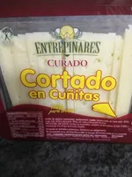 Queso curado cortado en cuñitas