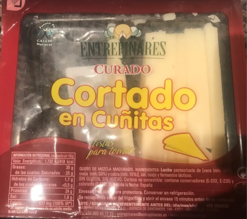 queso curado cortado en cuñitas