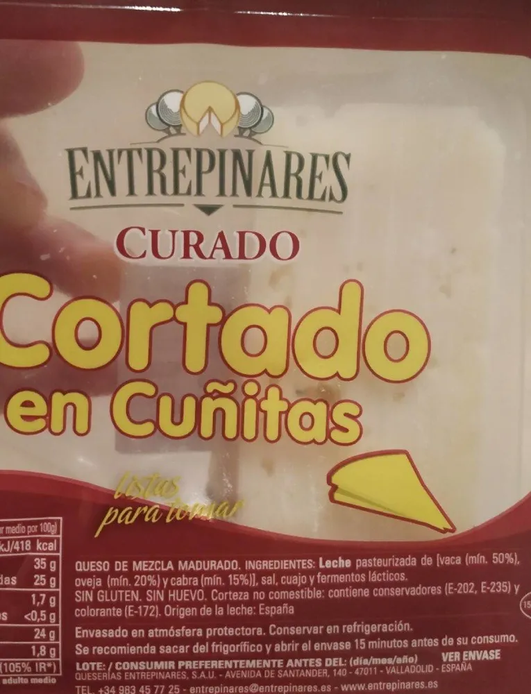 Queso curado cortado en cuñitas
