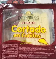 Queso curado cortado en cuñitas
