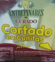 Queso curado cortado en cuñas