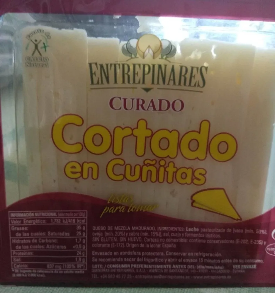 Queso curado cortado en cuñitas