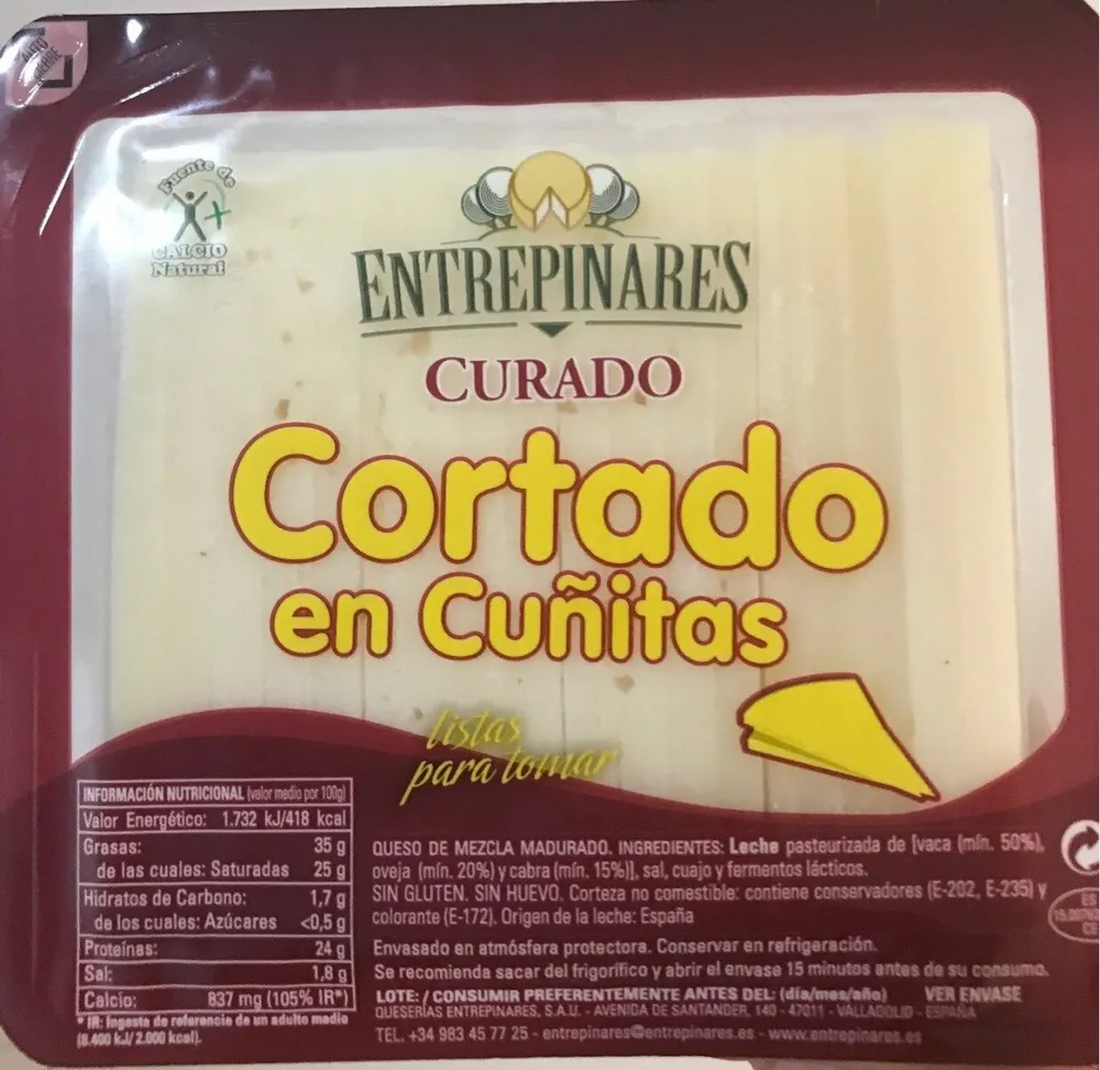 Queso curado cortado en cuñitas