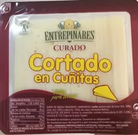 Queso curado cortado en cuñitas