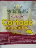 Queso curado cortado en cuñitas