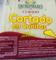 Queso curado cortado en cuñitas