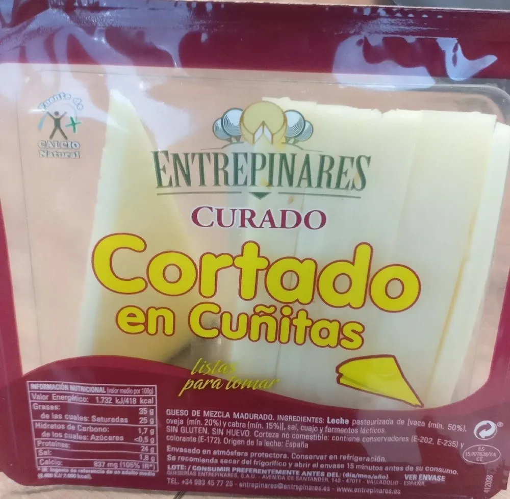 Queso curado cortado en cuñitas